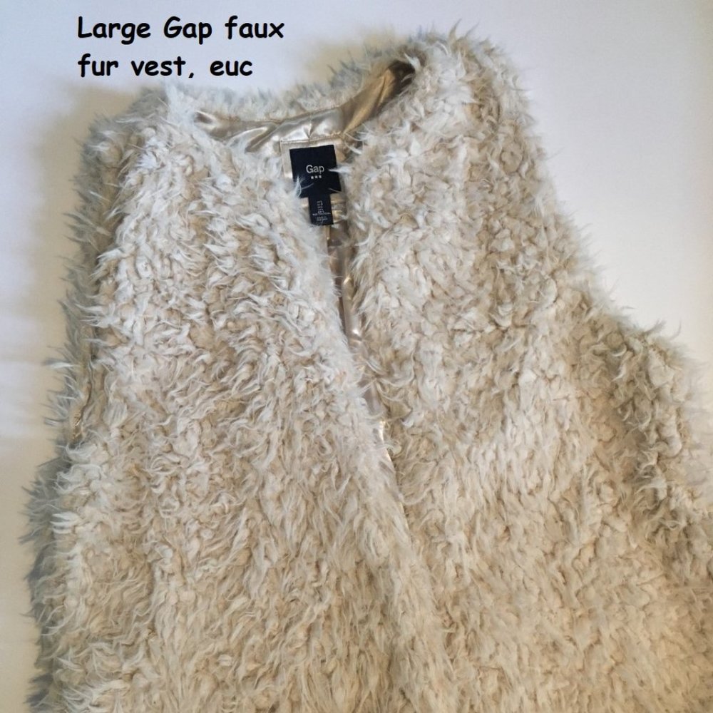 Large Gap faux fur white vest, satin lining